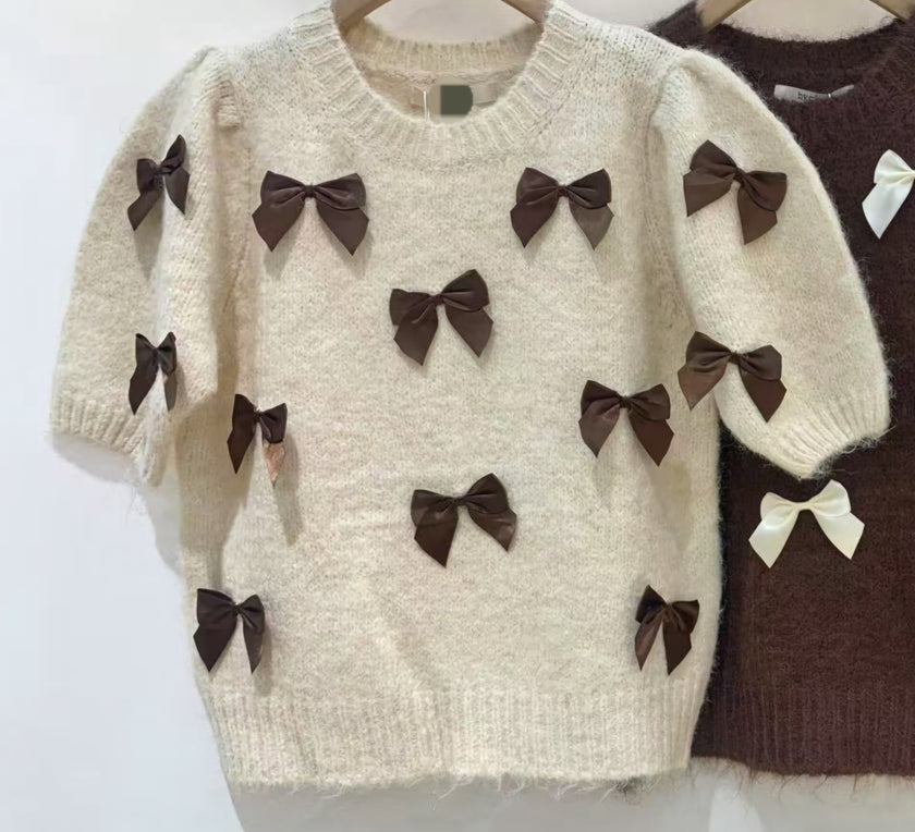 Beige truitje met bruine strikken