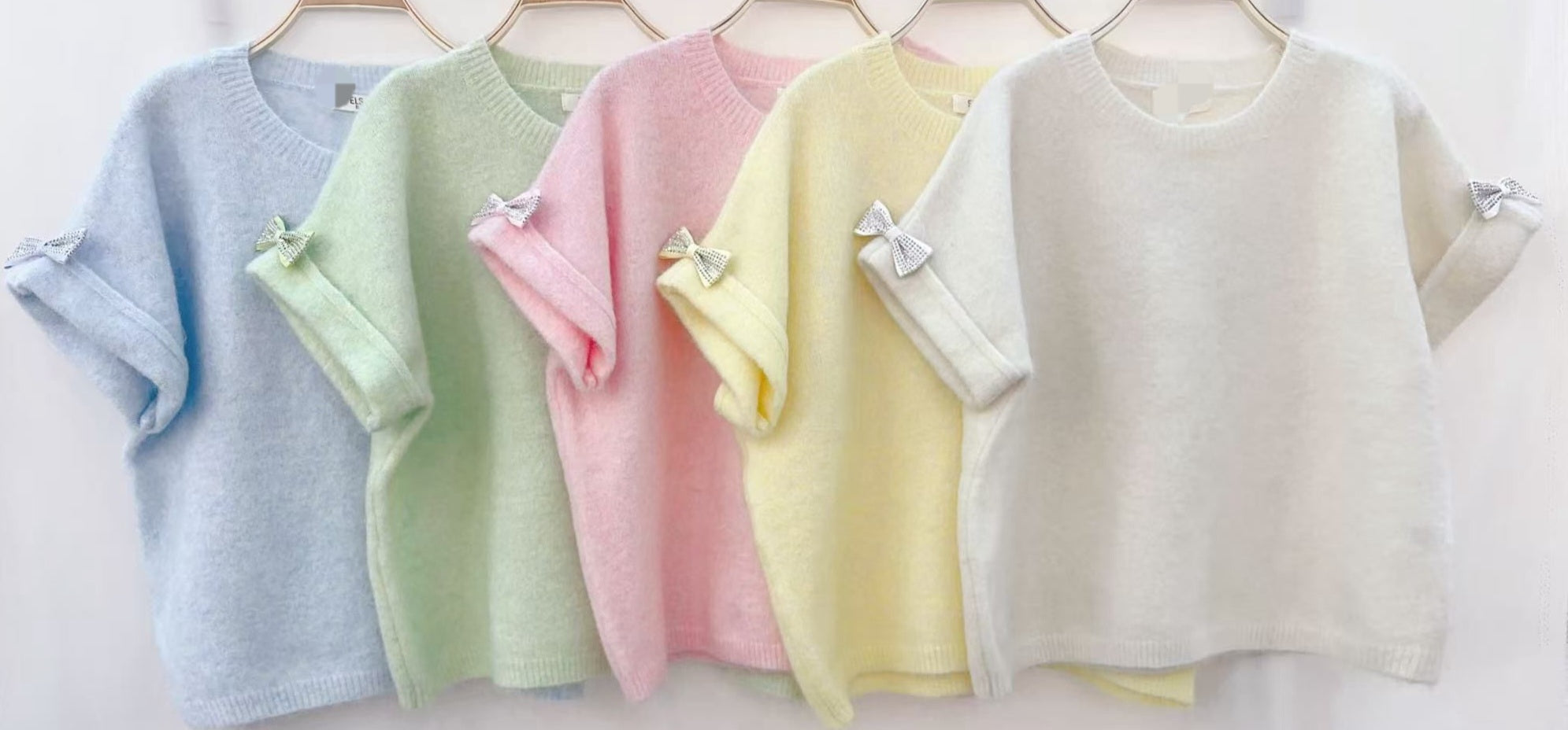 Zandkleur truitje met strik