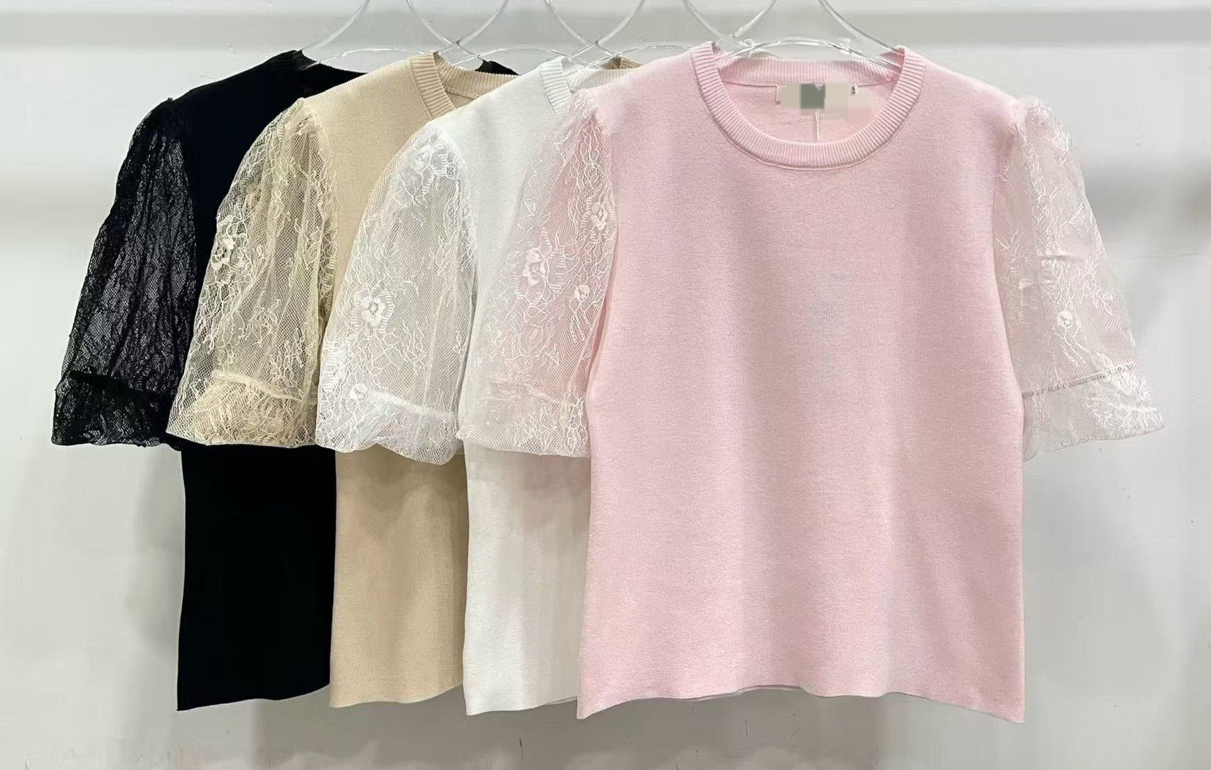 Roze truitje met kanten mouwtje