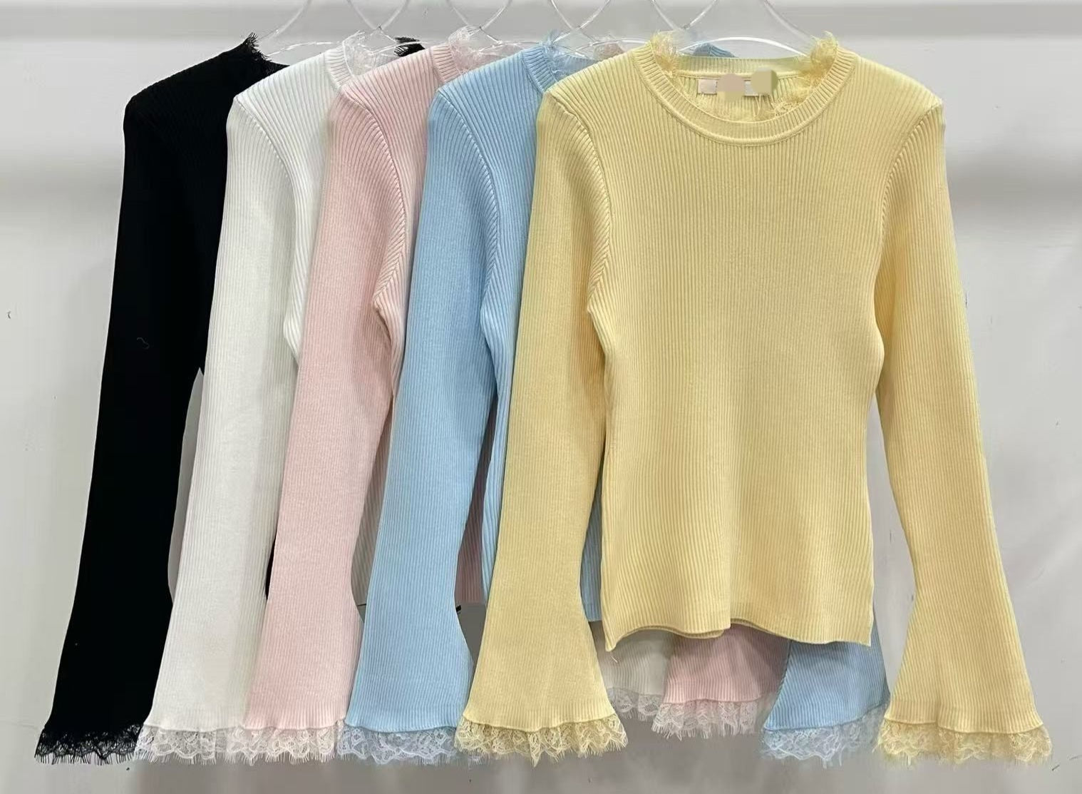 Geel truitje met kant