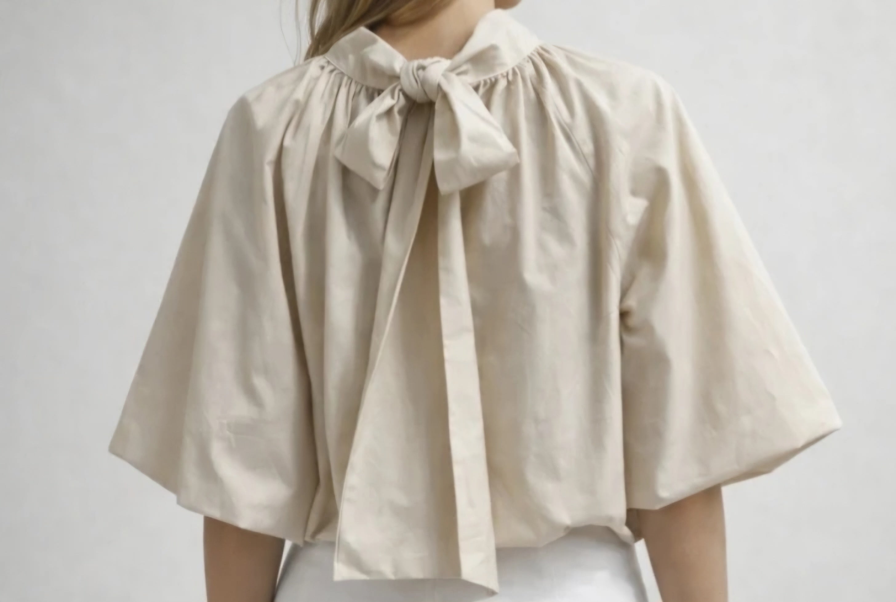 Zandkleur blouse/top met strik in de nek