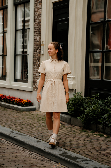 Zandkleur doorknoopjurkje met ballonmouwtje, poplin