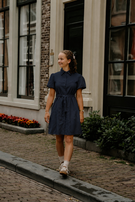 Donkerblauw doorknoopjurkje met ballonmouwtje
