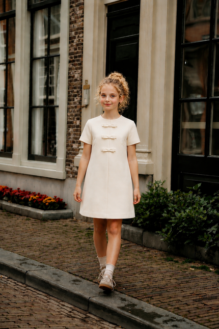 Offwhite jurkje met strikjes