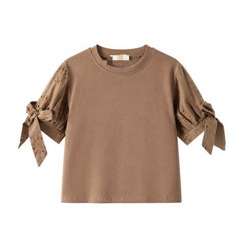 Bruin shirtje met broderie mouwtjes