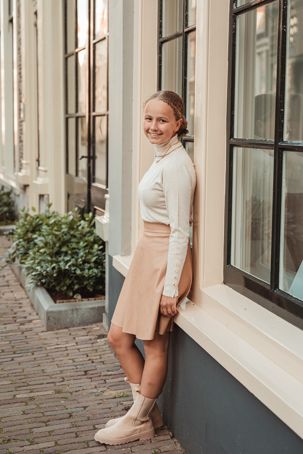 Beige klokkende lederlook rok